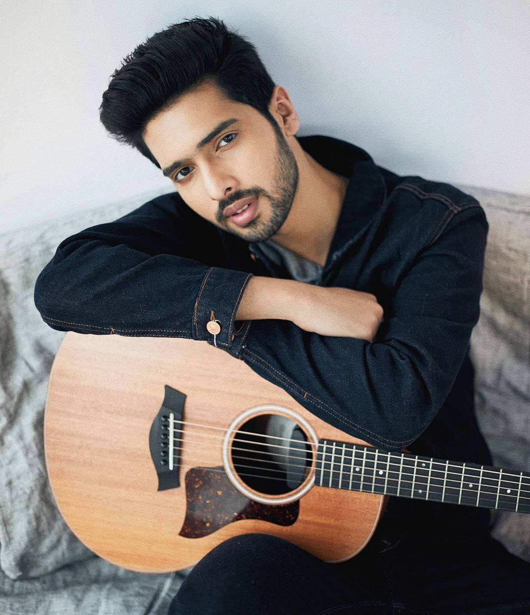 Cozy Armaan Malik Guitar Wallpaper