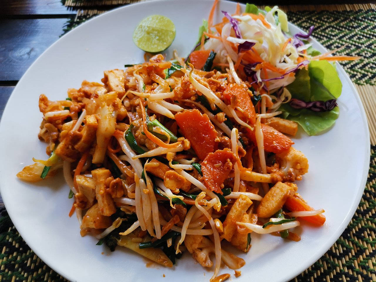 Delectable Pad Thai With Carrots And Bean Sprouts Wallpaper