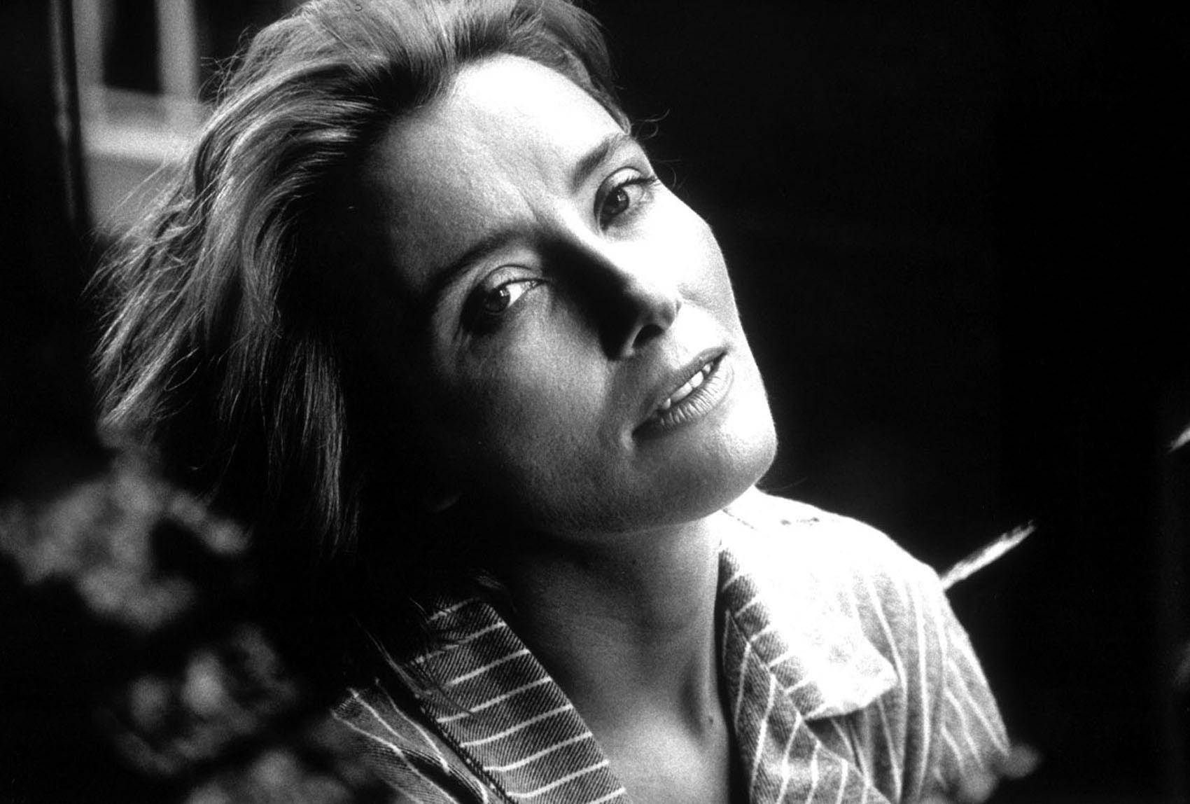 Distinguished Actress Emma Thompson In Grayscale Photography Wallpaper