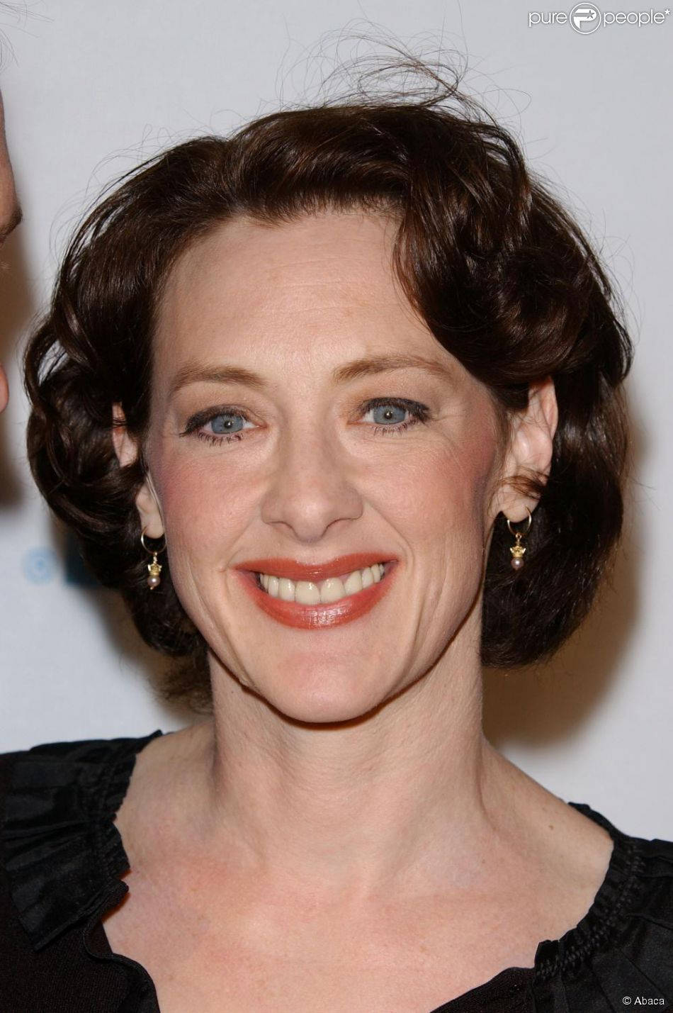 Eccentric Yet Elegant - Joan Cusack Wallpaper