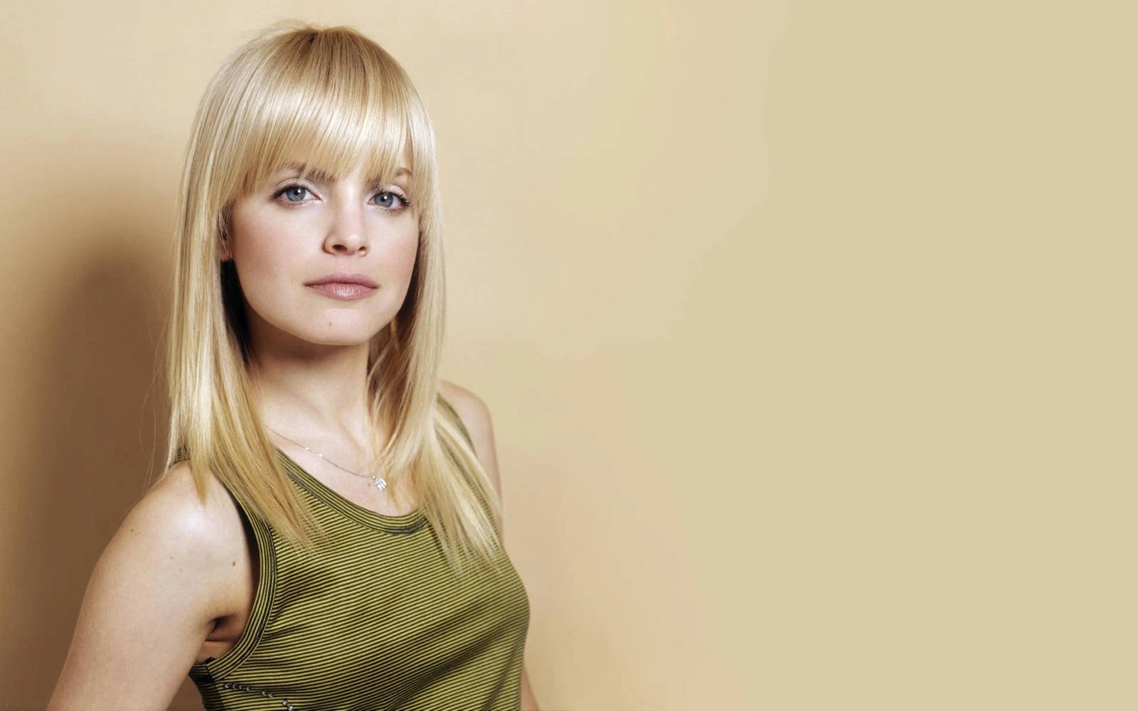 Elegant Mena Suvari In Green Top Wallpaper