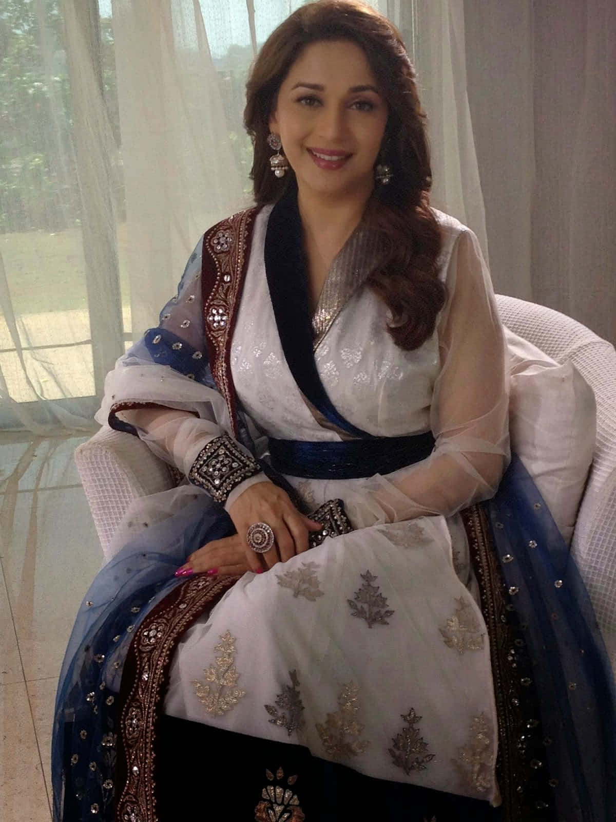 Elegant Traditional Attire Madhuri Dixit Wallpaper