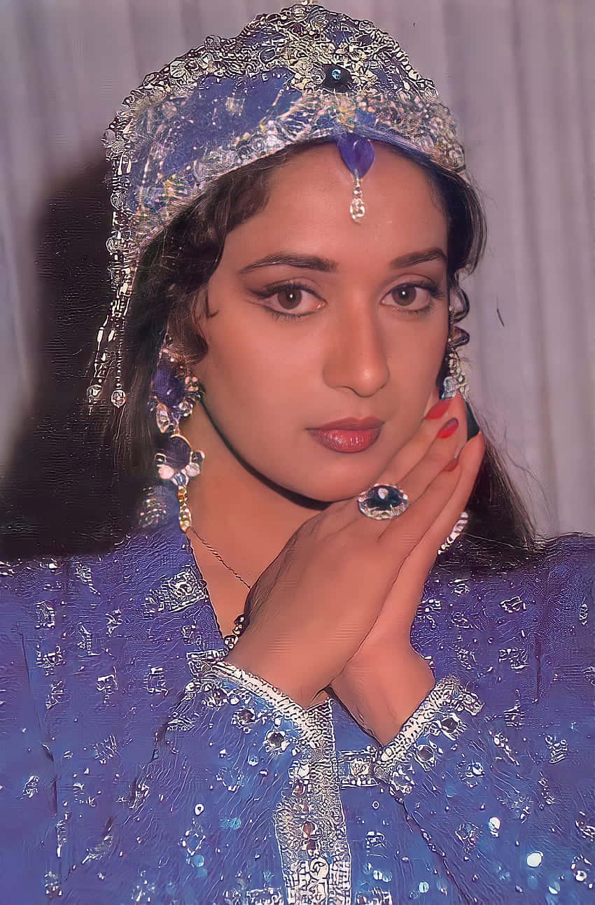 Elegant Traditional Attire Madhuri Dixit Wallpaper