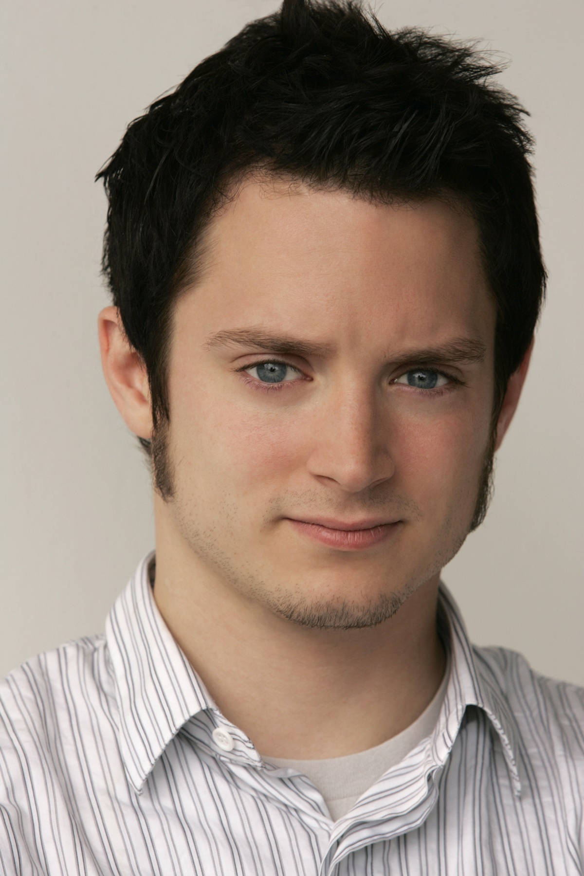 Elijah Wood Fair Skin And Blue Eyes Wallpaper