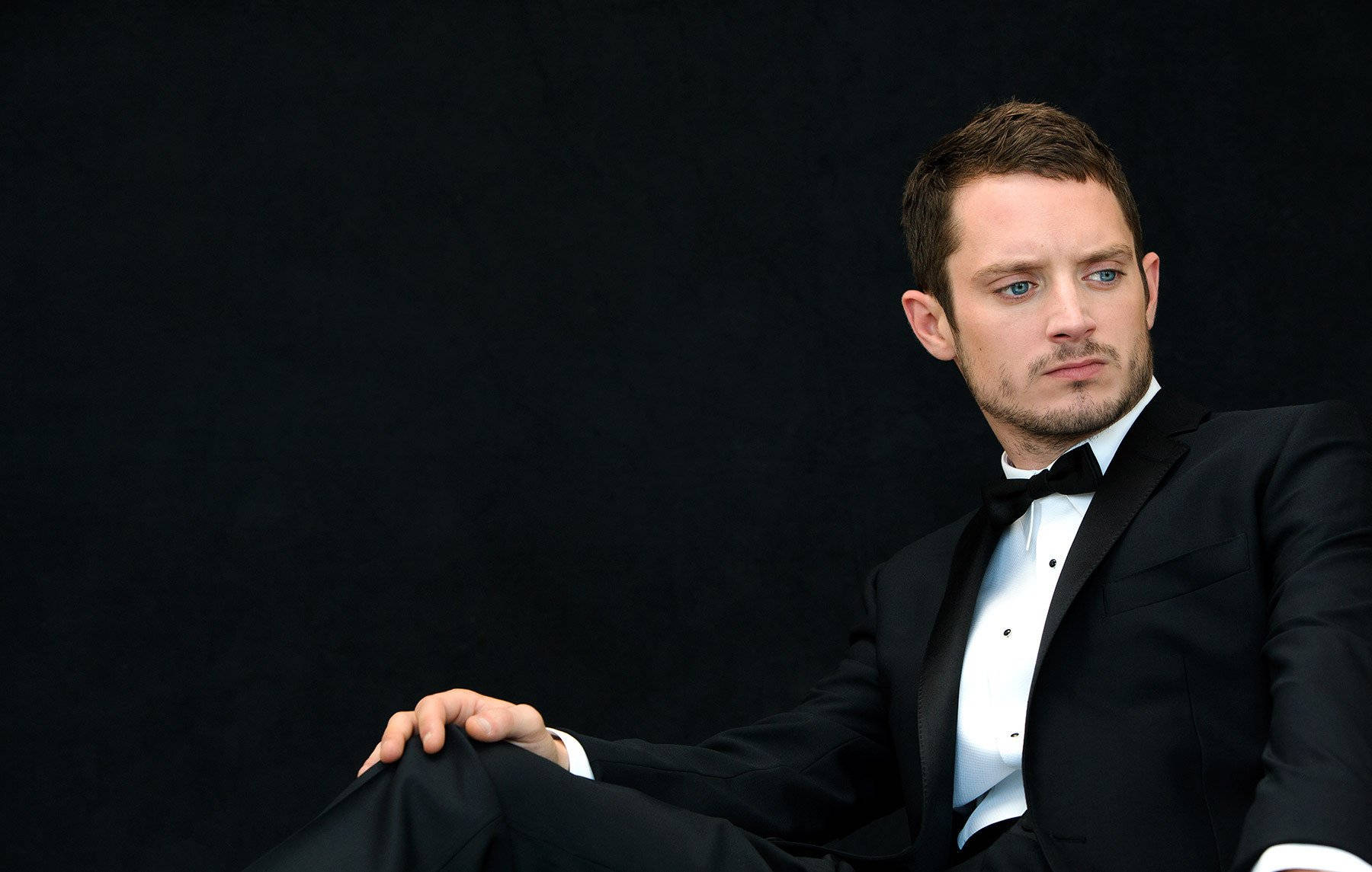 Elijah Wood In An All-black Wallpaper