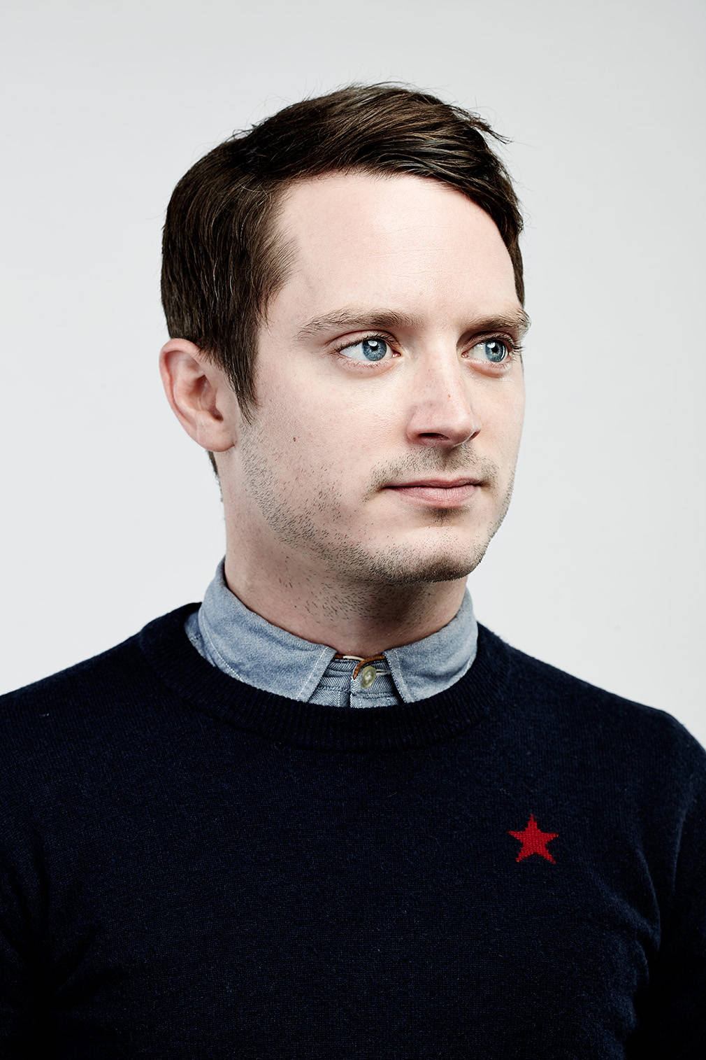 Elijah Wood In Crew Neck Sweater Wallpaper