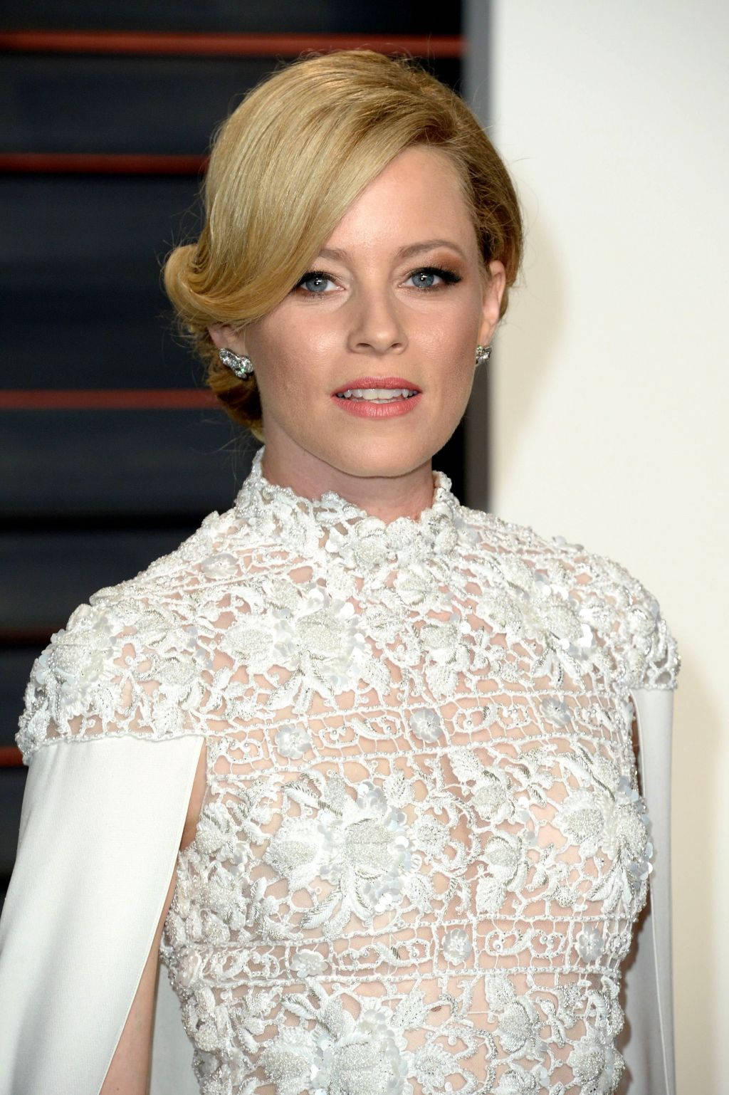 Elizabeth Banks White Couture Dress Wallpaper