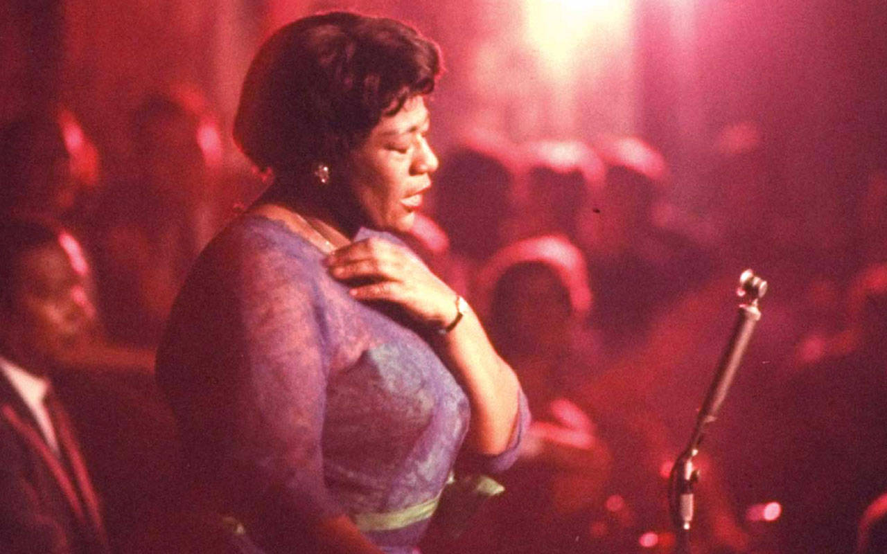 Ella Fitzgerald: A True Jazz Legend Wallpaper