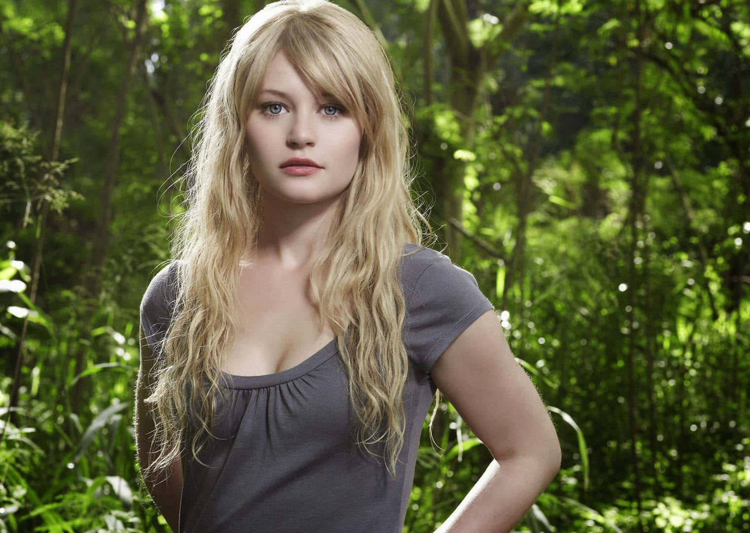 Emilie De Ravin Glamorous Look Photo Shoot Wallpaper