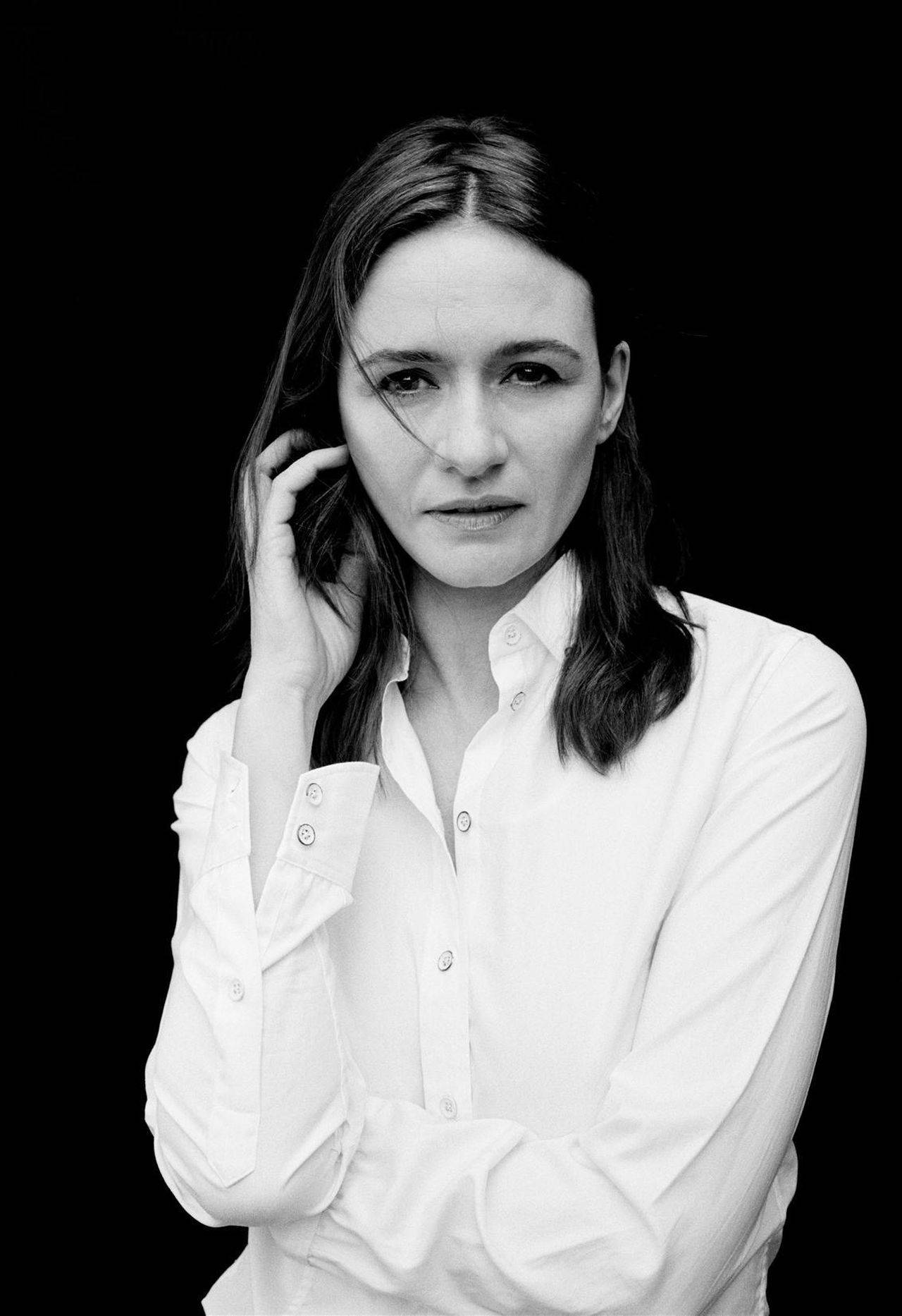 Emily Mortimer Monochrome Wallpaper