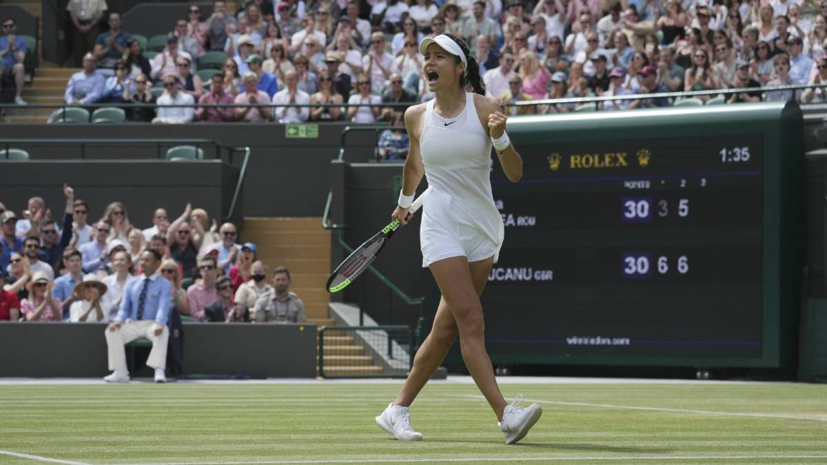 Emma Raducanu In A Stylish All-white Tennis Outfit. Wallpaper