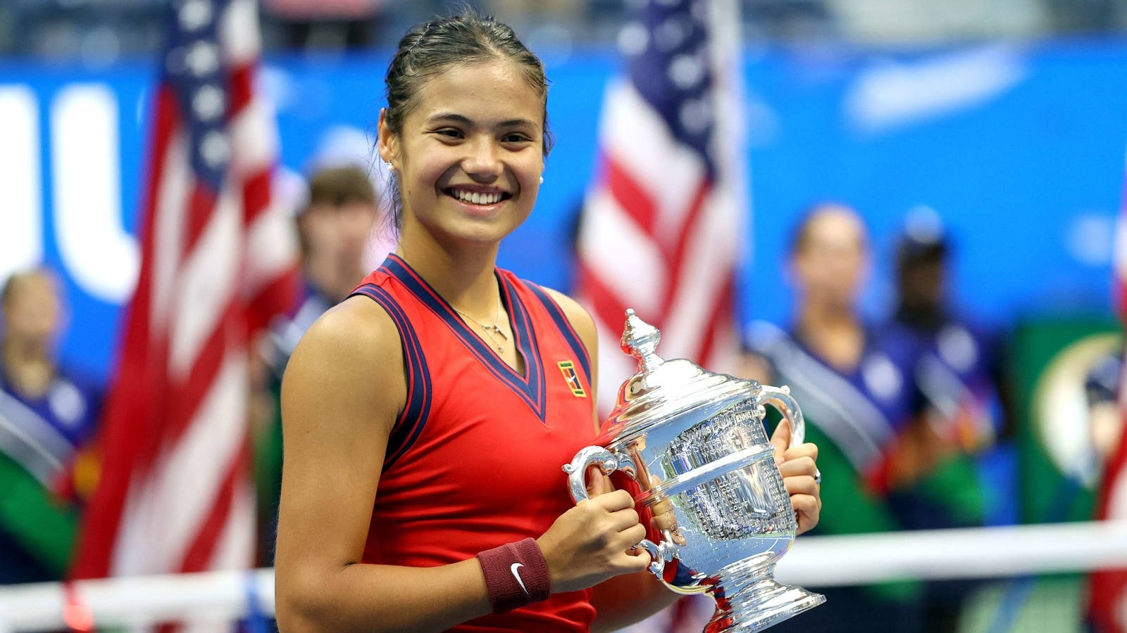 Emma Raducanu Posing With Her Silver Trophy. Wallpaper