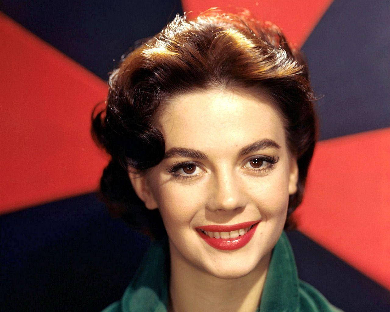 Enchanting Portrait Of American Actress Natalie Wood Wallpaper