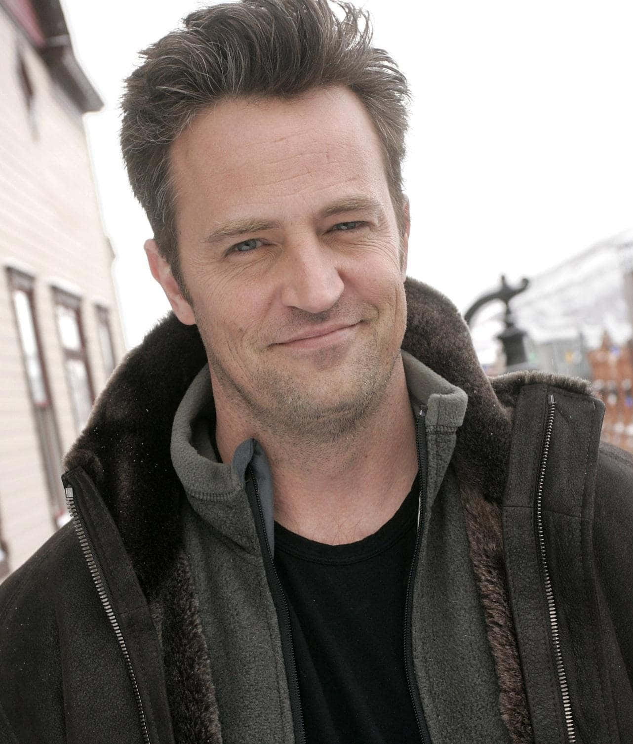 Enjoying A Laid-back Life; Actor Matthew Perry Wallpaper