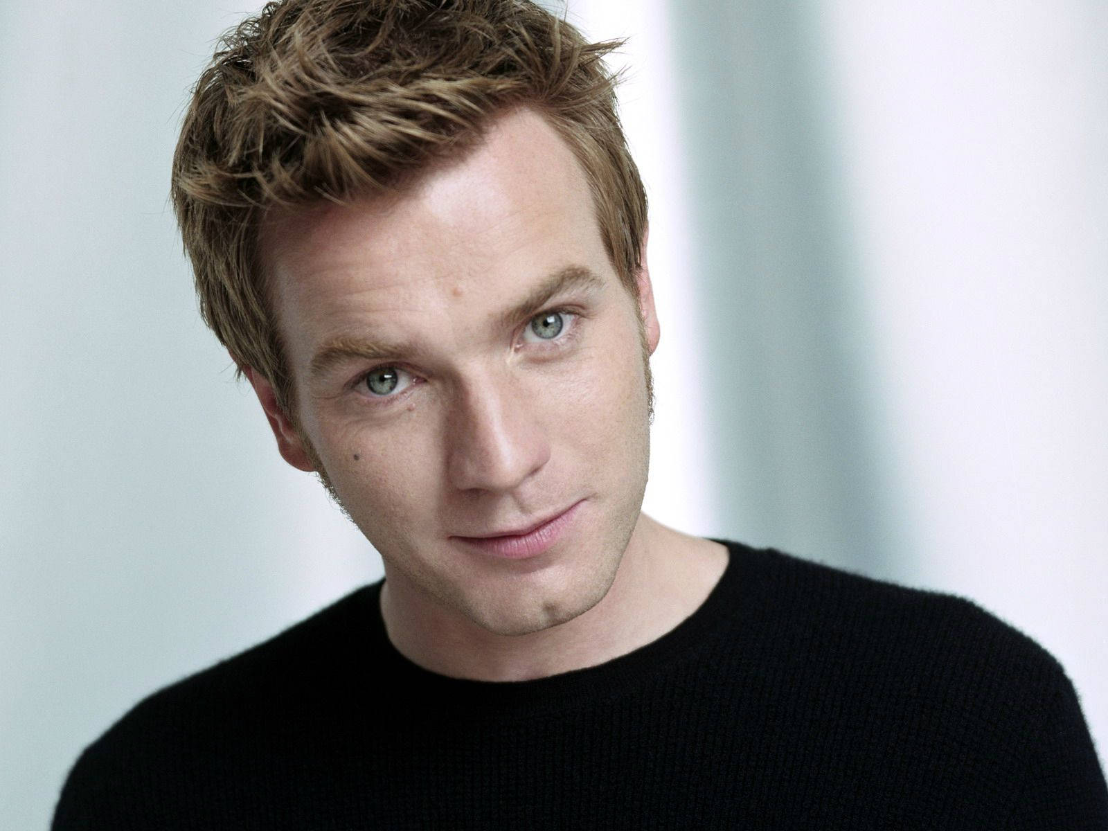 Ewan Mcgregor Handsome Actor Black Shirt Wallpaper