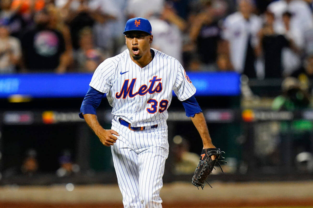 Expressive Edwin Diaz On Field Wallpaper