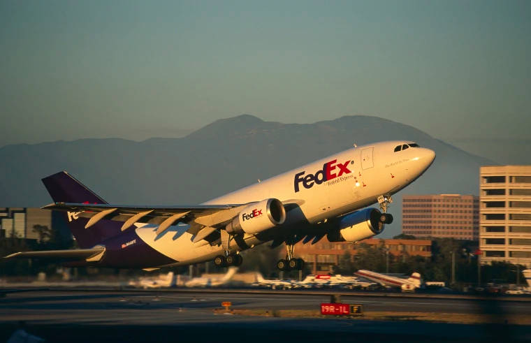 Fedex Delivery Van In Transit Wallpaper