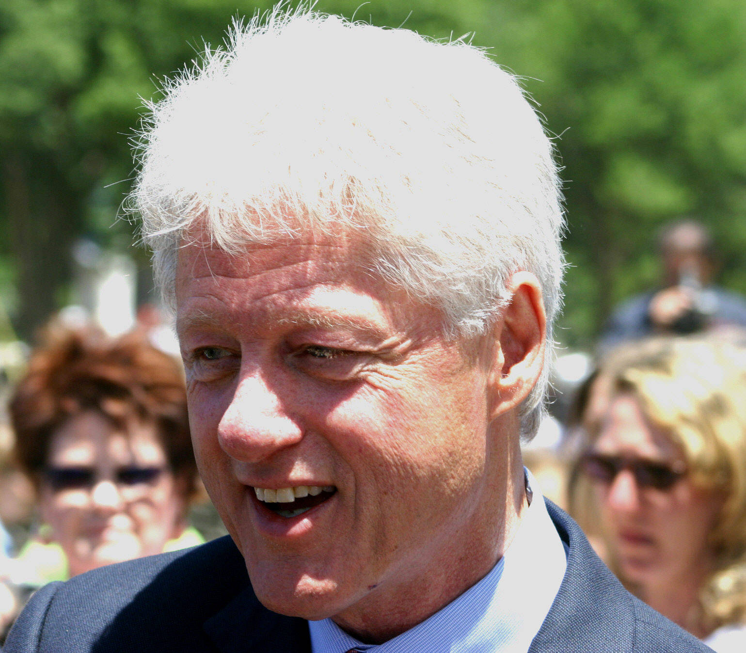 Former President Bill Clinton With White Hair Wallpaper