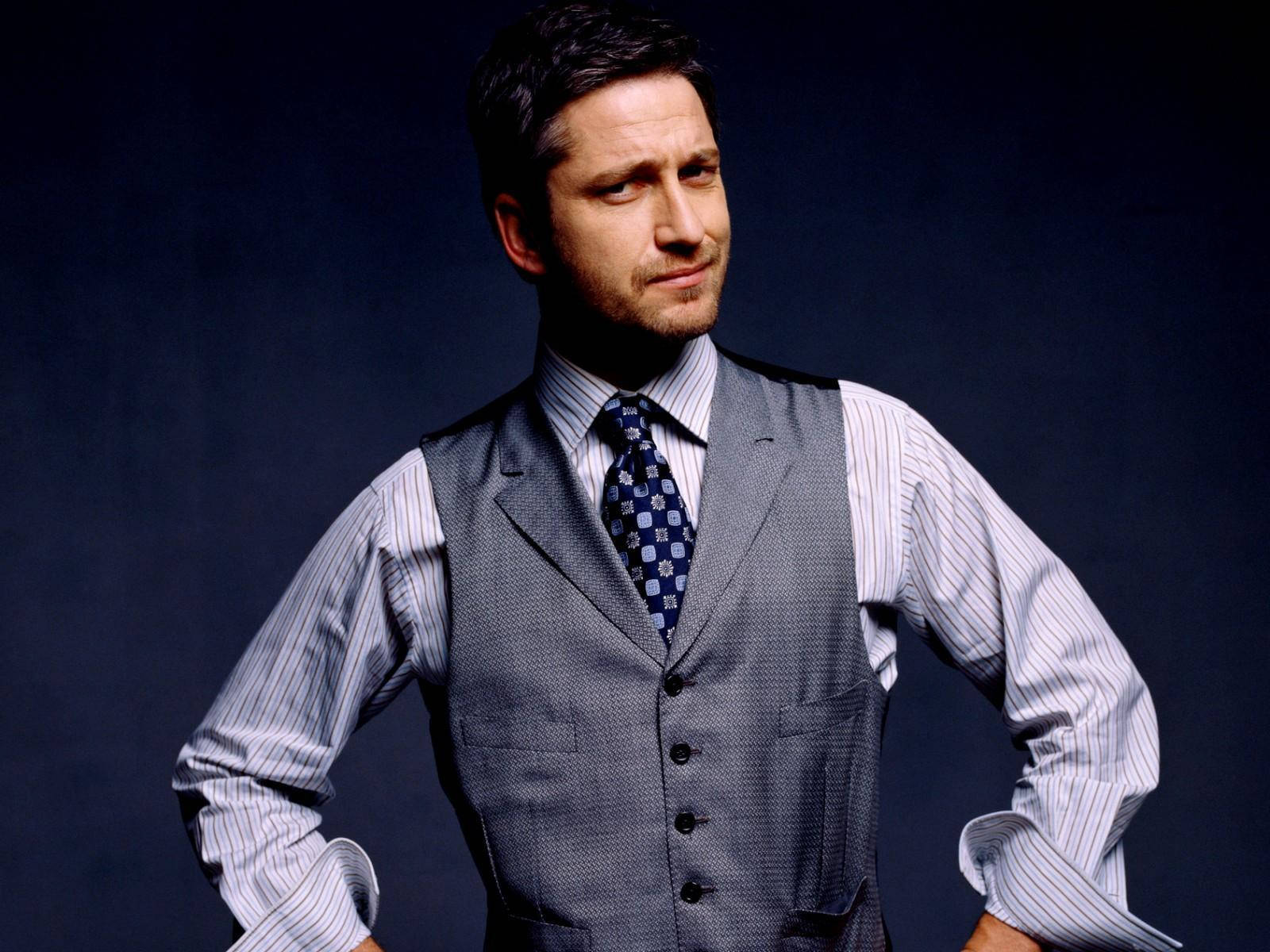 Gerard Butler Flaunting A Dapper Look In A Formal Attire Wallpaper