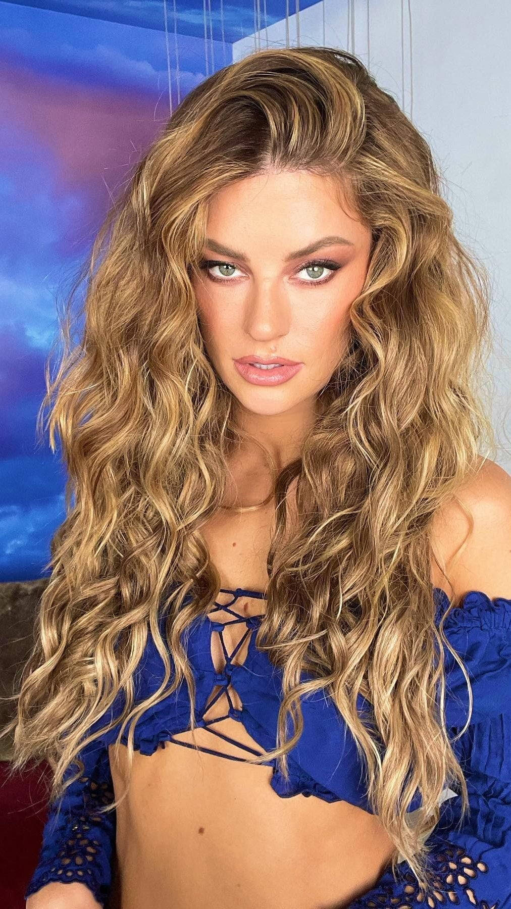 Gorgeous Tiktok Star Hannah Stocking Wallpaper