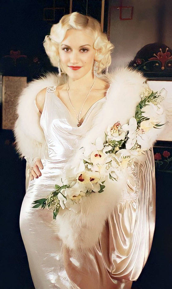 Gwen Stefani With Flowers Wallpaper