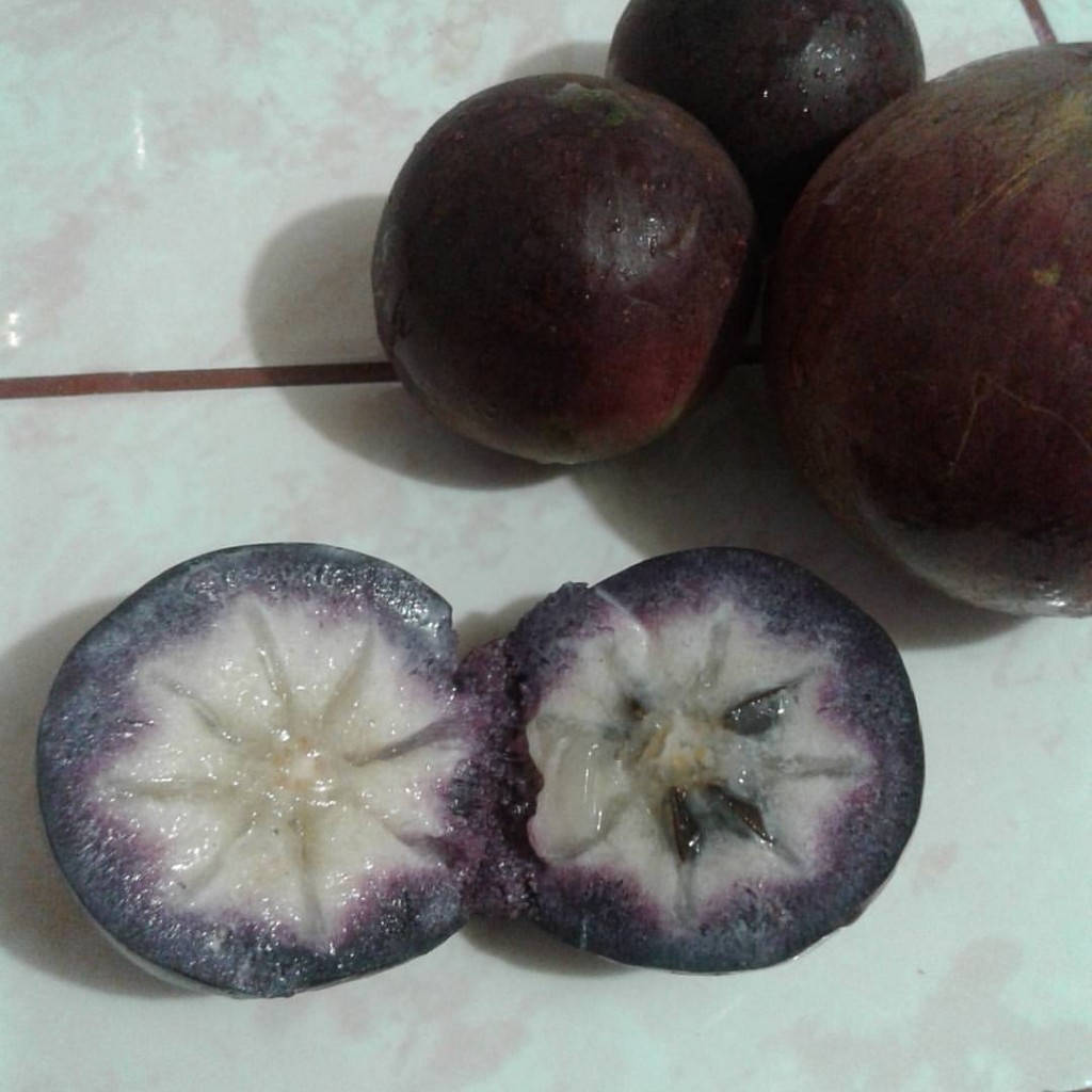 Half-cut Purple Star Apple Exposing Star Pattern Inside Wallpaper