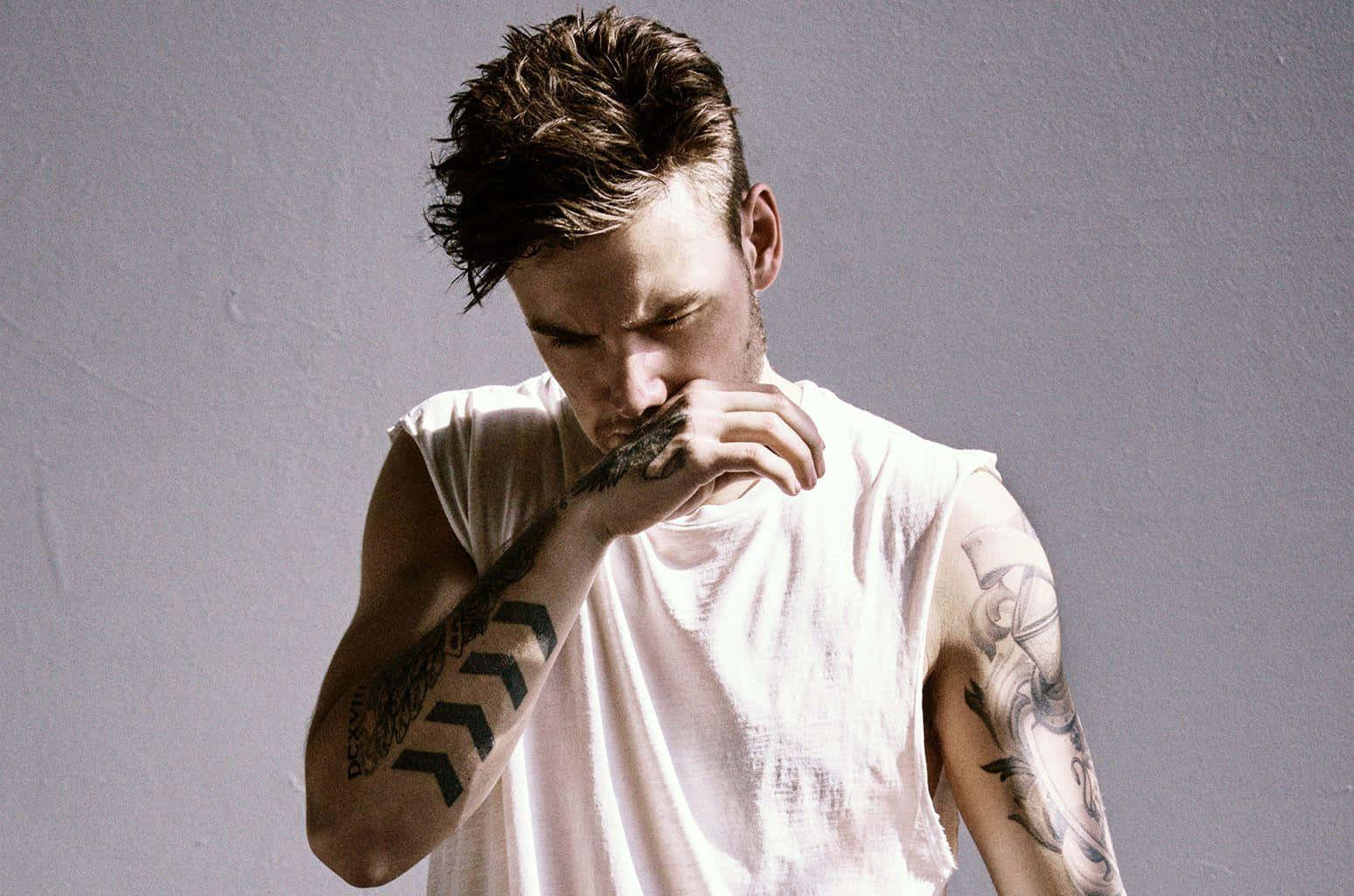 Hand On Lips Liam Payne Wallpaper