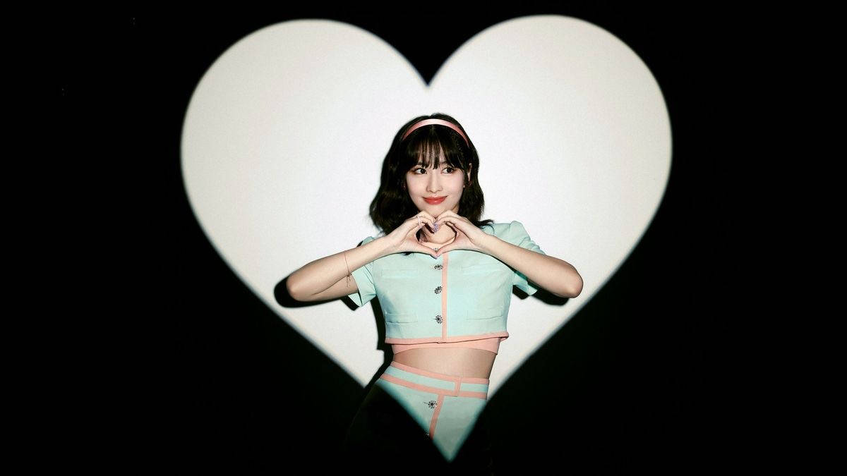 Hirai Momo Heart Sign Wallpaper