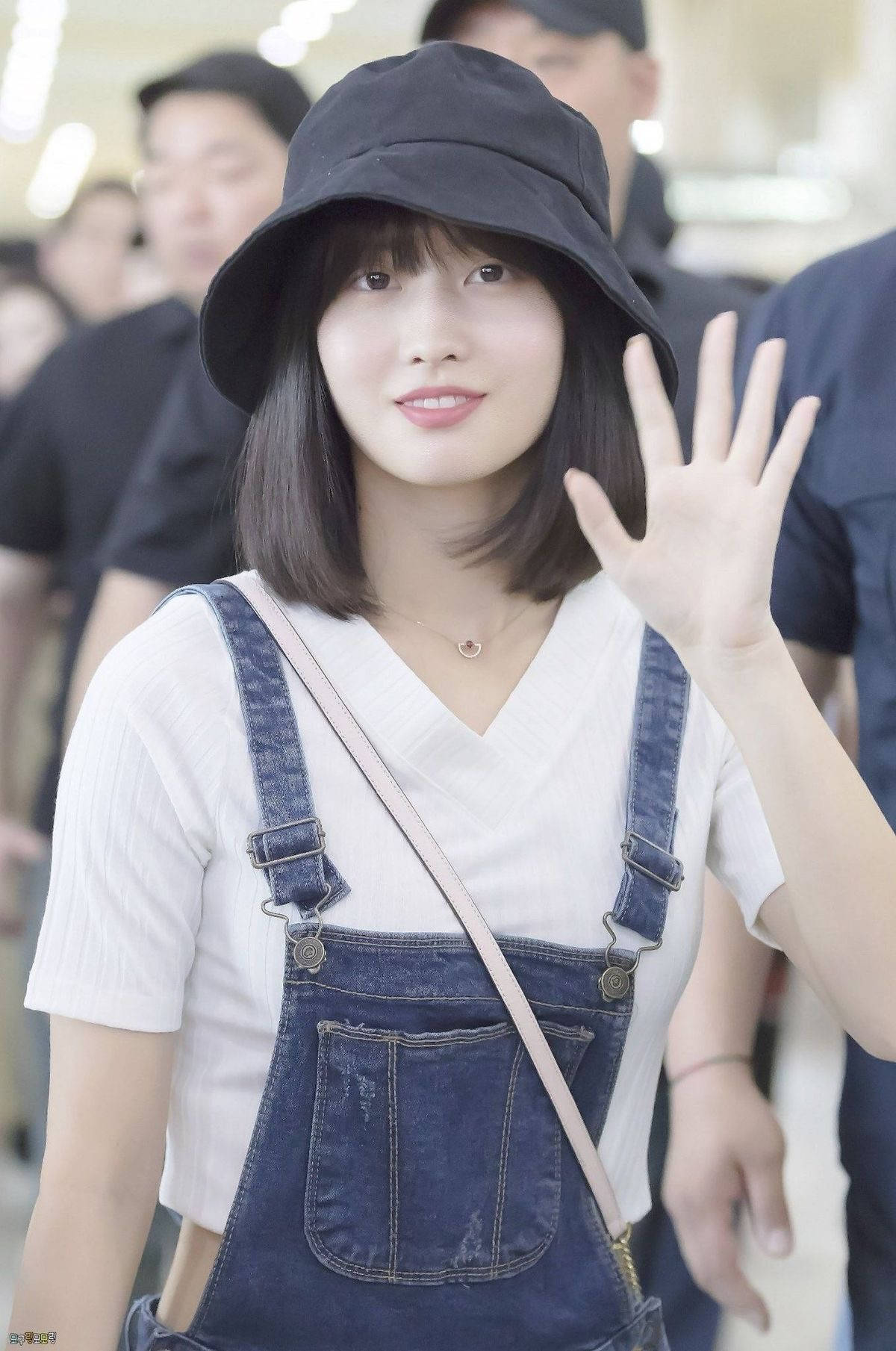 Hirai Momo In Black Bucket Hat Wallpaper