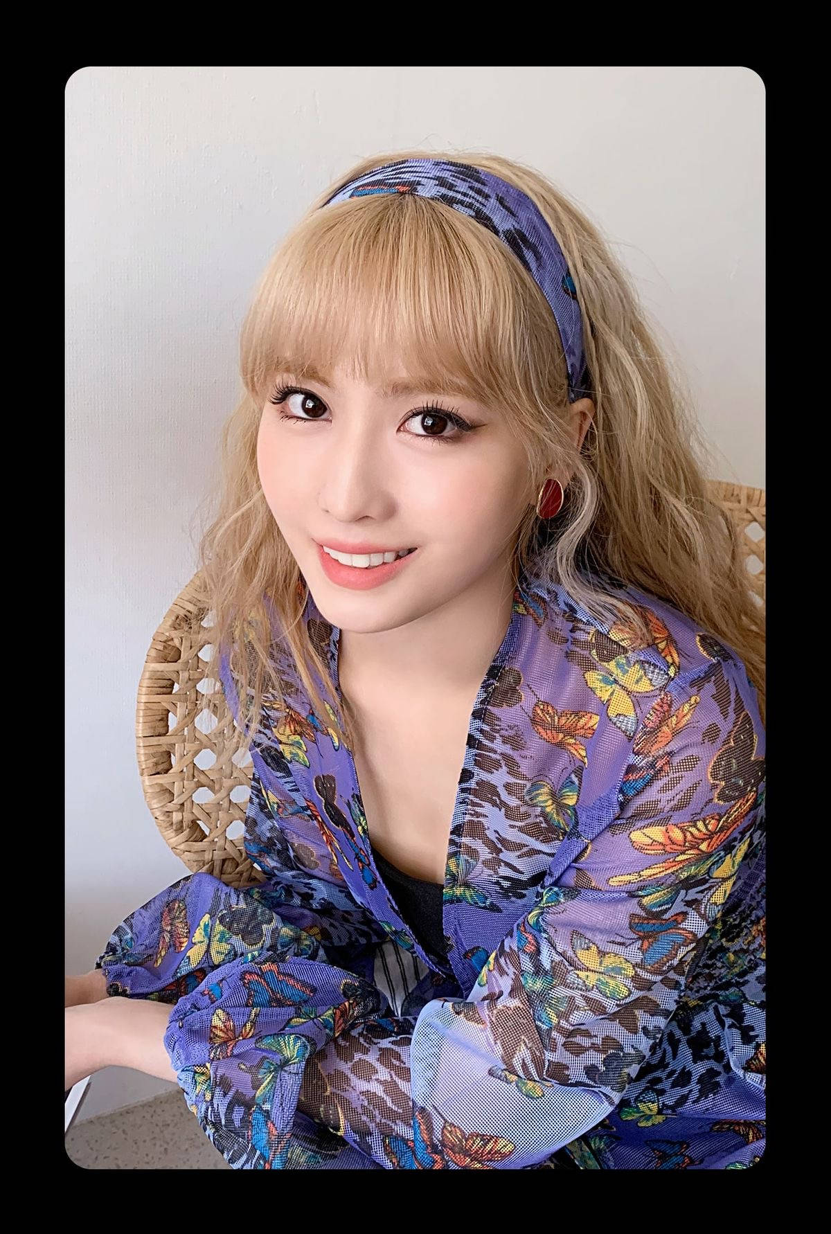 Hirai Momo With Black Border Wallpaper