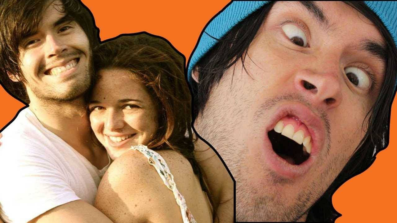 Holasoygerman Hugging A Girl Wallpaper