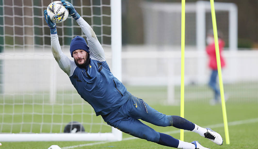 Hugo Lloris Catching The Ball Wallpaper