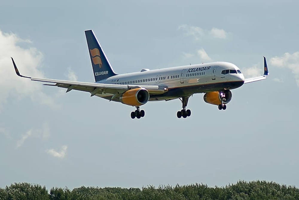 Icelandair Aircraft In Mid-flight Wallpaper