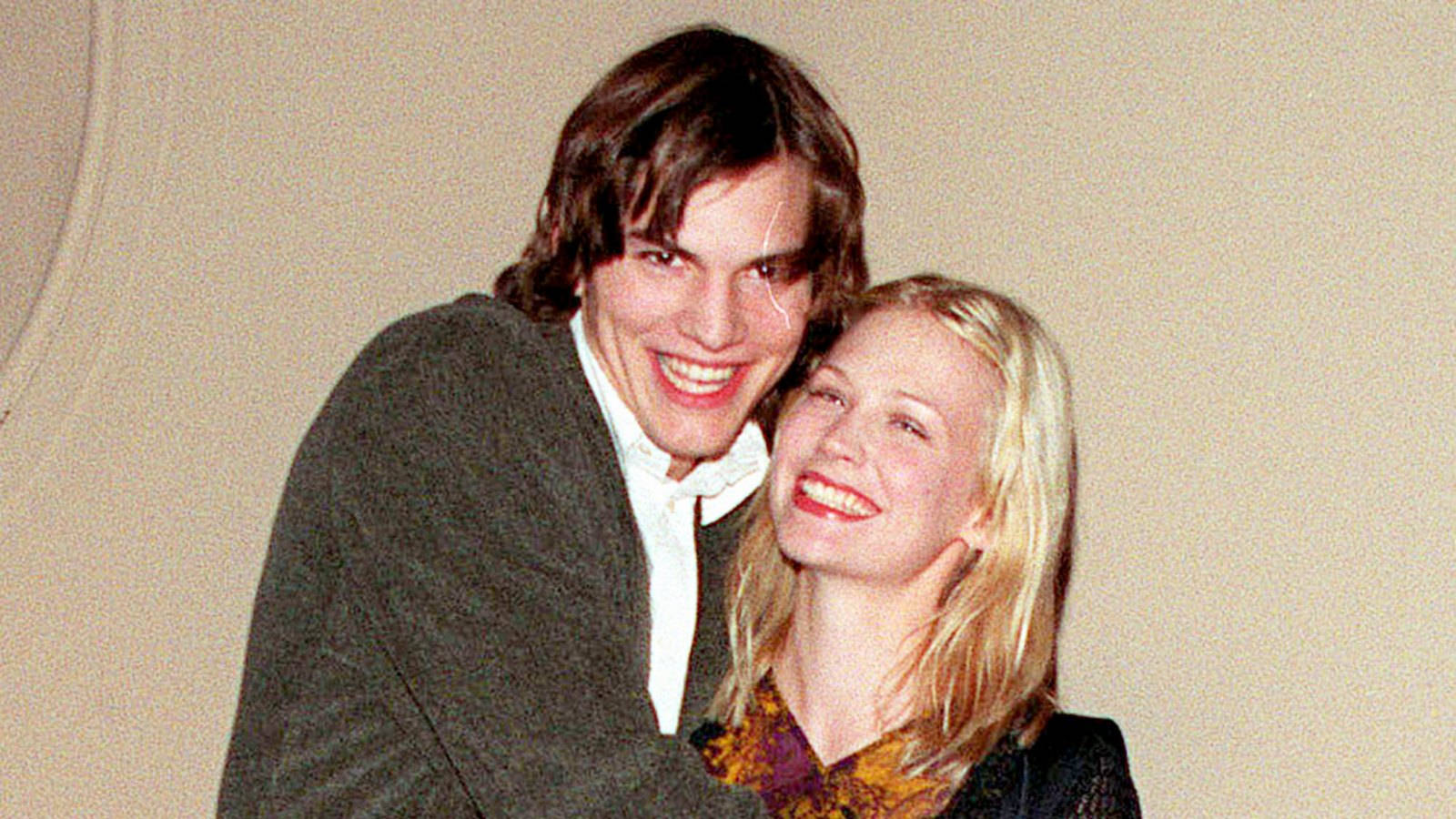 January Jones And Ashton Kutcher At A Celebrity Event Wallpaper