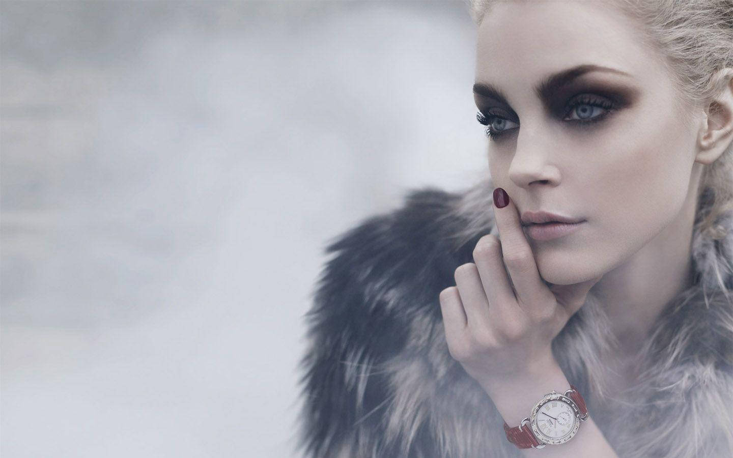 Jessica Stam Dons An Elegant Fur Coat Wallpaper