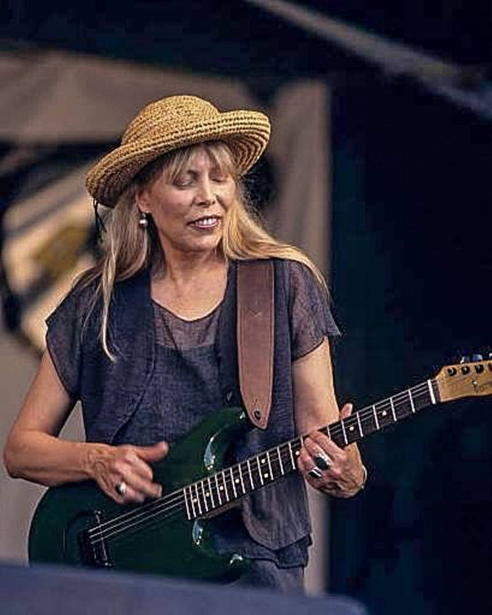 Joni Mitchell Performing At The Jazz And Heritage Festival Wallpaper