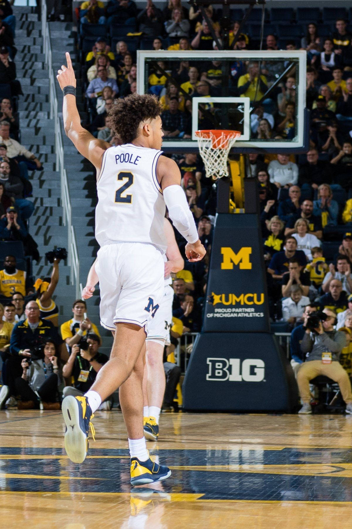 Jordan Poole Pointing Up Wallpaper