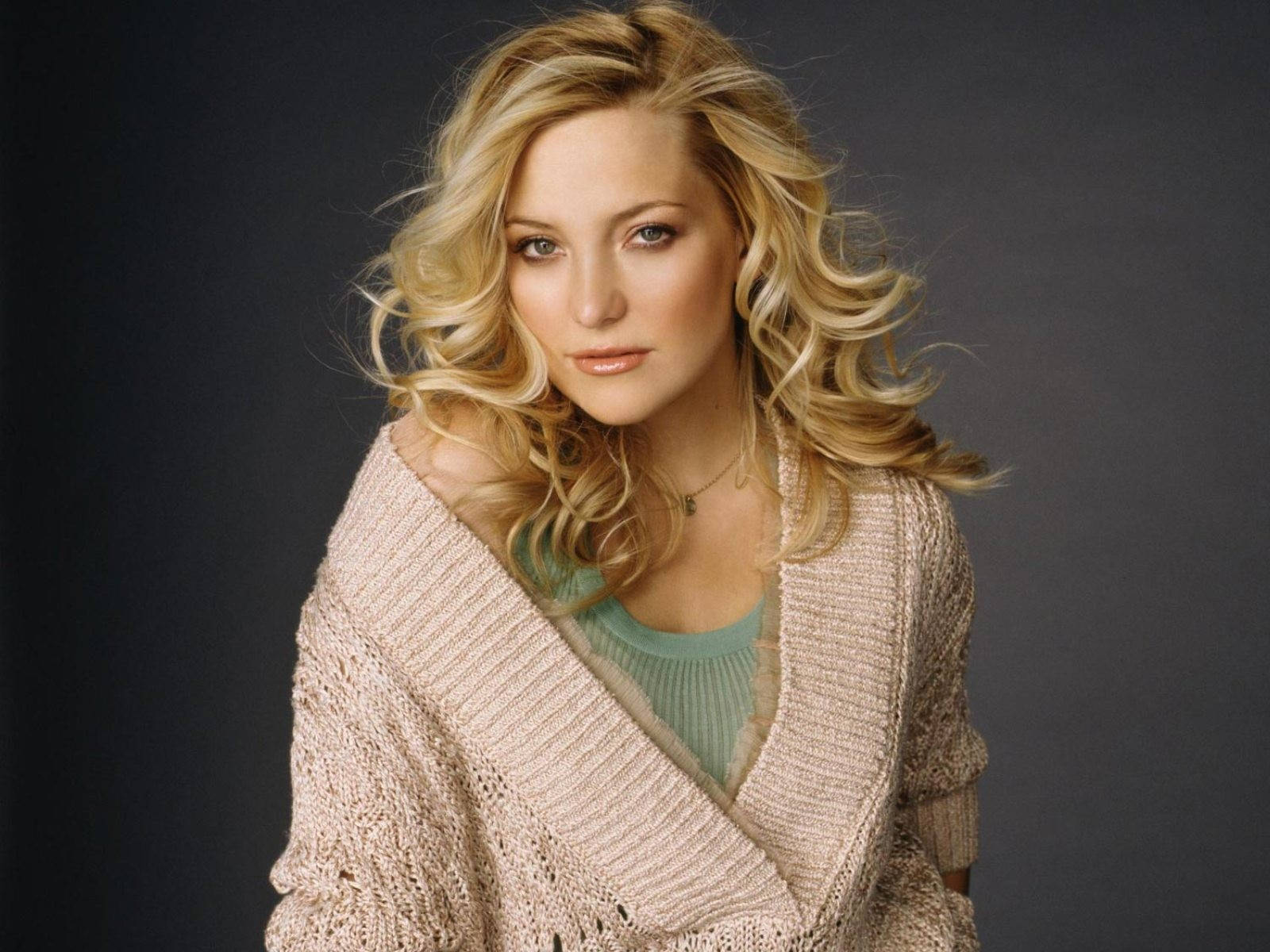 Kate Hudson Casual Attire Wallpaper