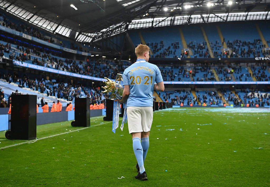 Kevin De Bruyne Premier League Trophy Wallpaper