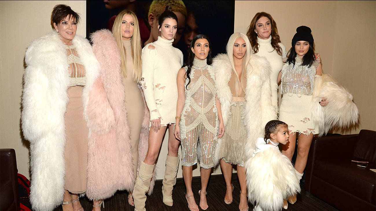 Kim Kardashian And Her Family Looking Glamorous And Ready To Take On The Day! Wallpaper