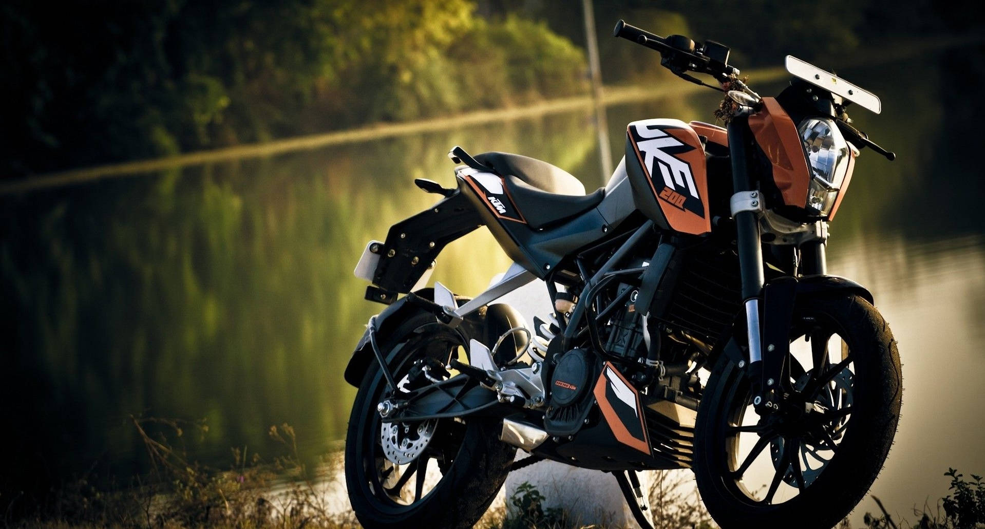 Ktm Duke 390 Near Lakeshore Wallpaper