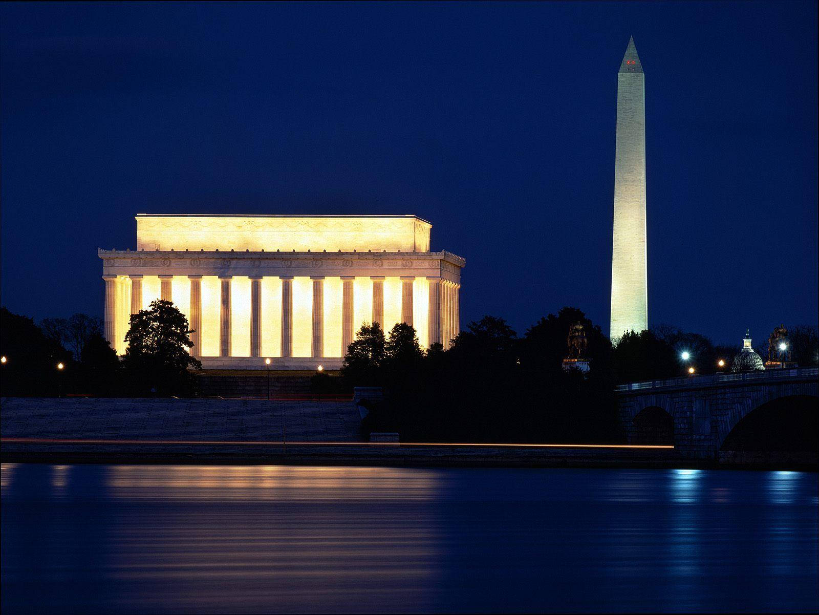 Lincoln Monument At Night Wallpaper