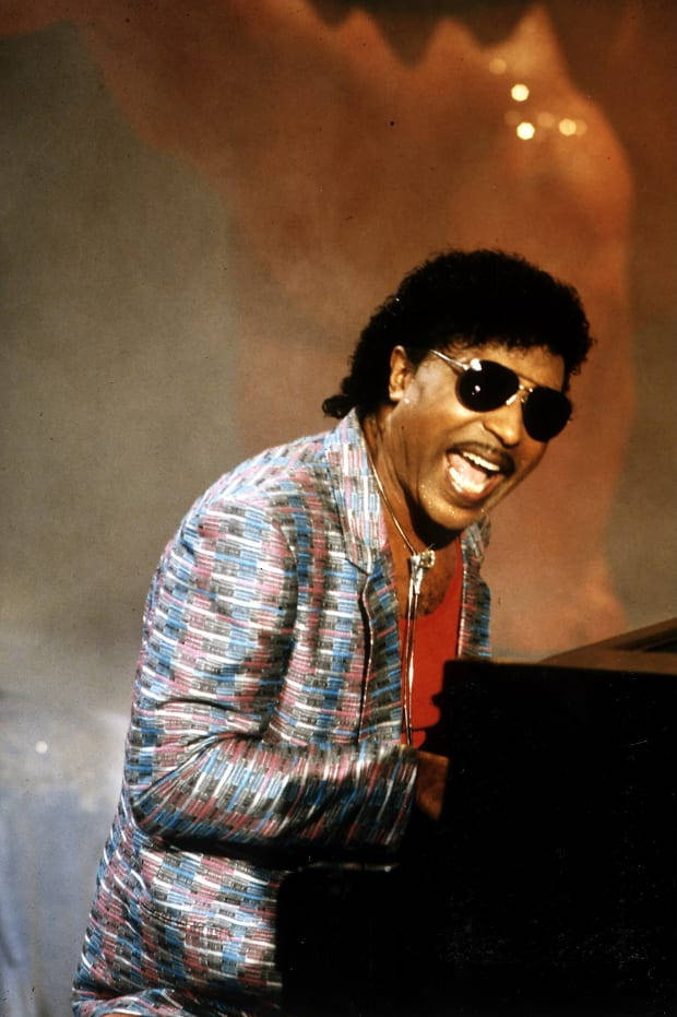 Little Richard Sunglasses Playing Piano Usa 1986 Wallpaper