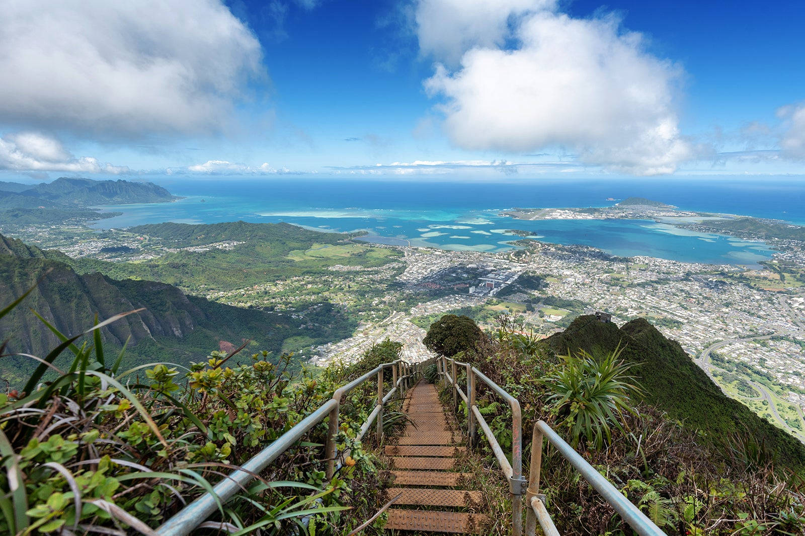 Long Trail In Oahu Wallpaper