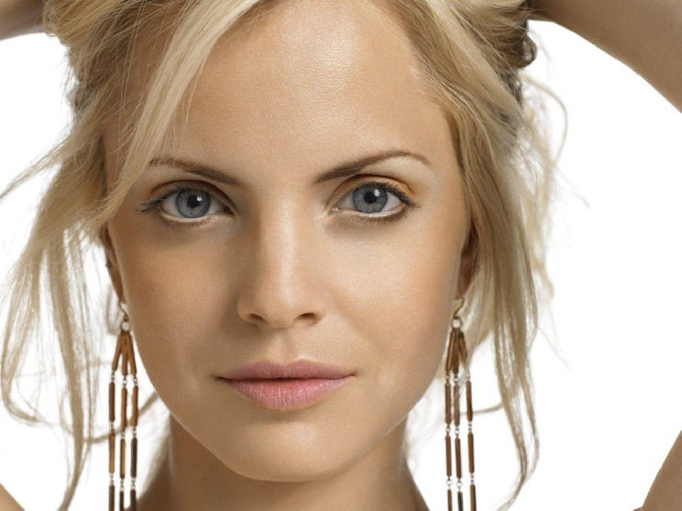 Mena Suvari Dazzling In Drape Earrings Wallpaper