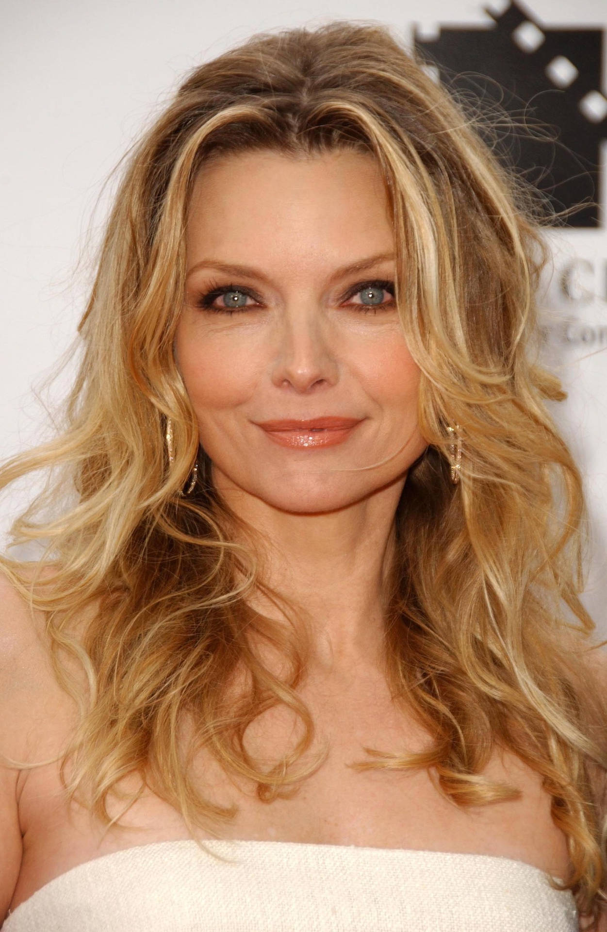 Michelle Pfeiffer Hairspray Movie Premiere Wallpaper