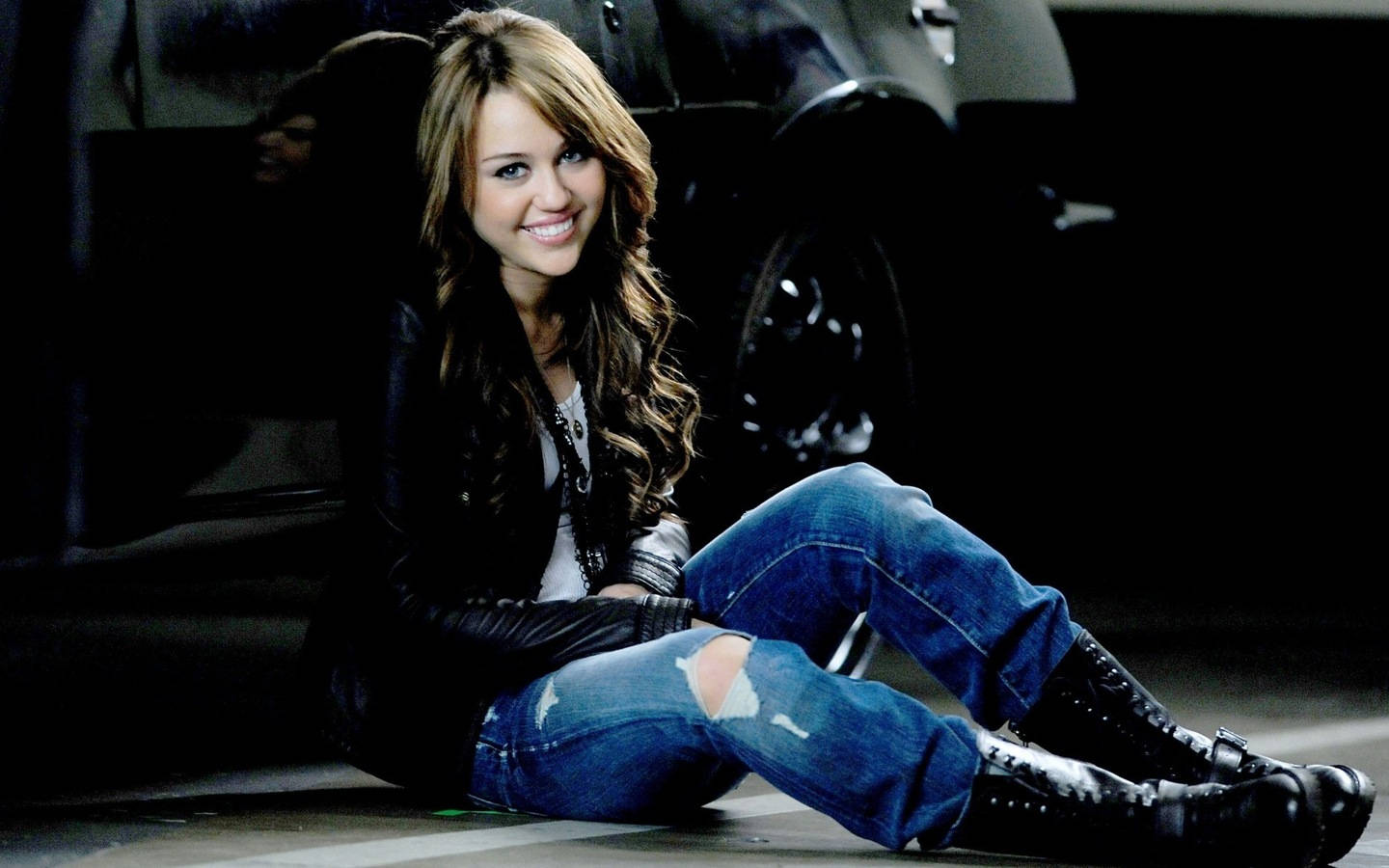 Miley Cyrus Smiling Brightly Wallpaper