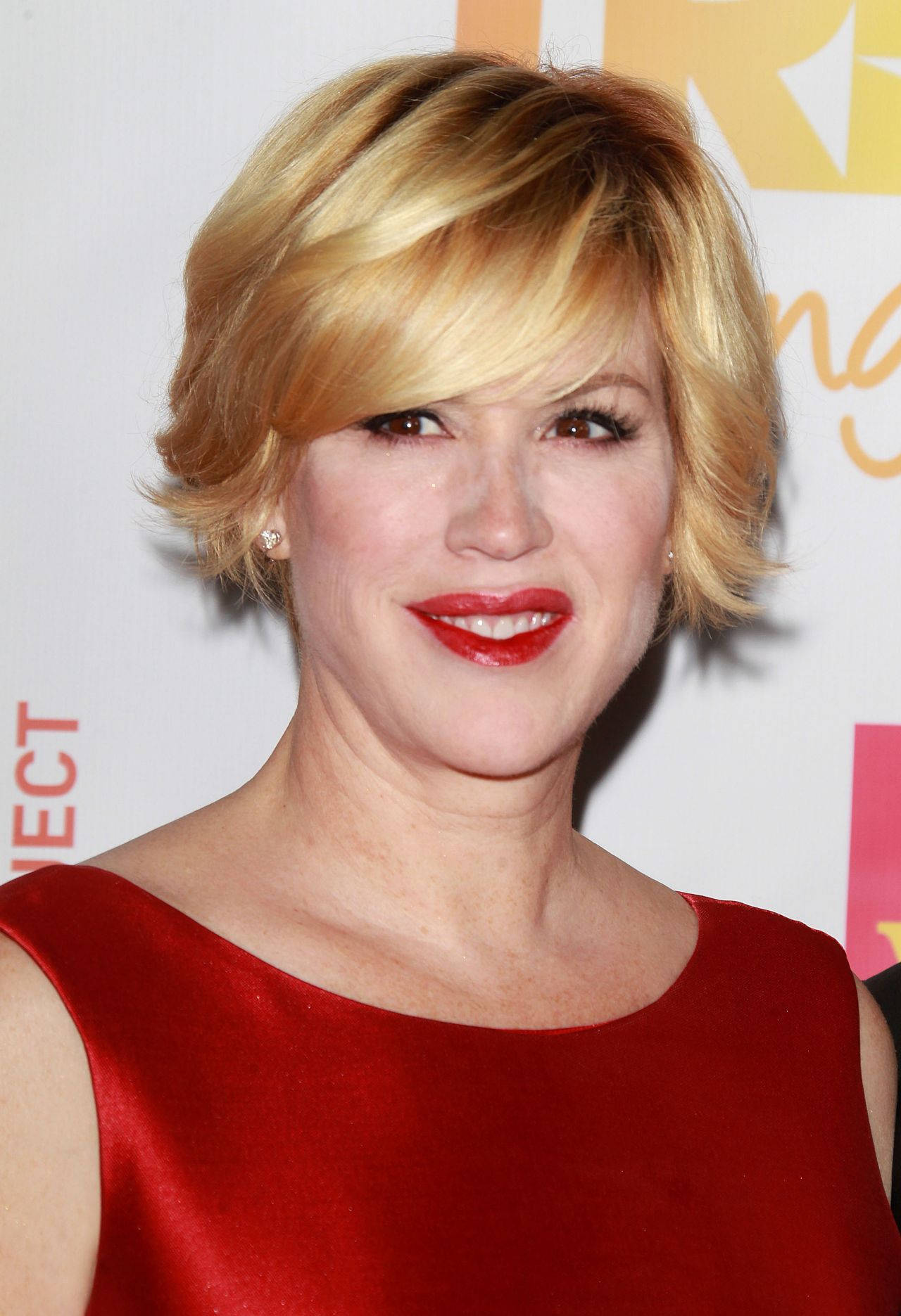 Molly Ringwald Rocking A Funky Hairstyle Wallpaper