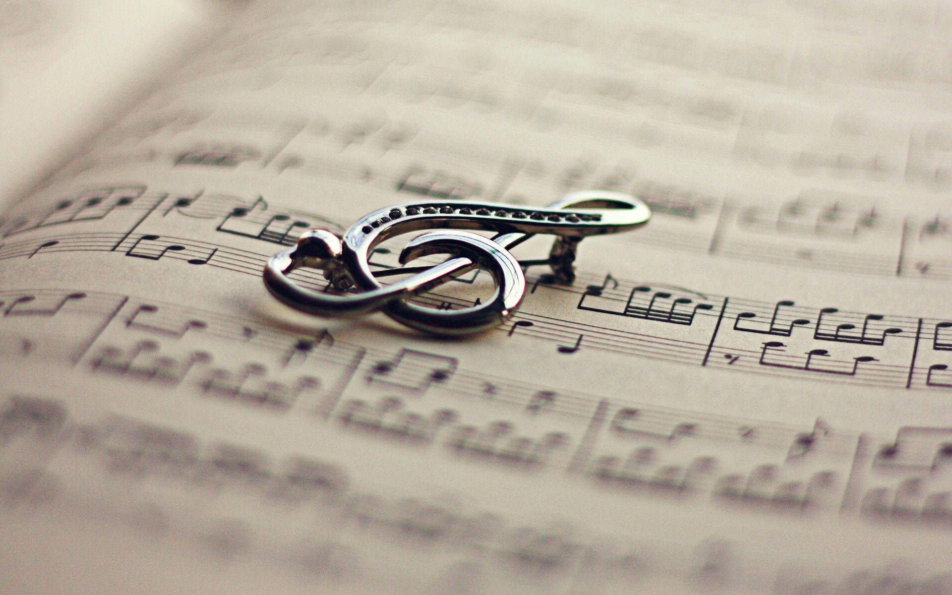 Music Symbols Treble Clef Pendant Wallpaper