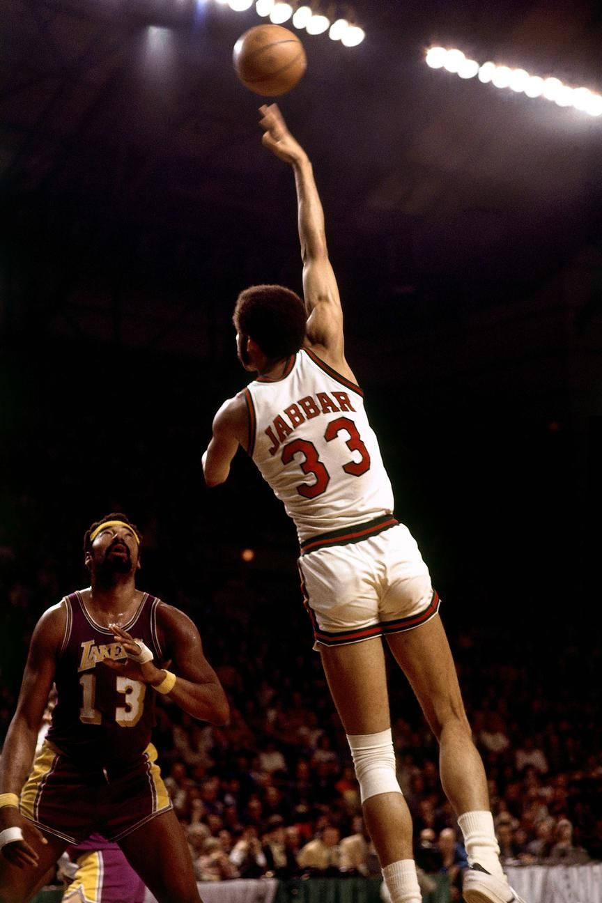 Nba Legend Kareem Abdul-jabbar In Action Wallpaper